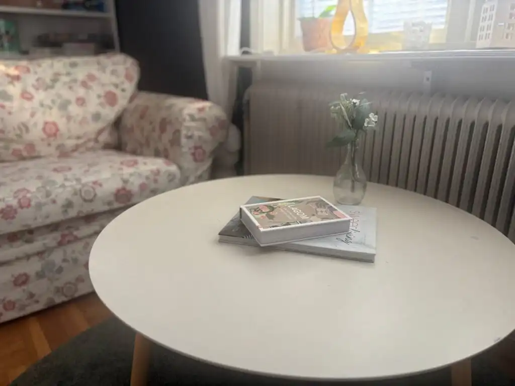 Couchtisch im Wohnzimmer des Ferienhauses Ryd mit liebevollen Details