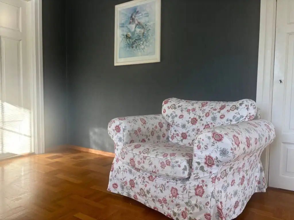 Gemütlicher Sessel im Wohnzimmer des Ferienhauses Ryd in Småland