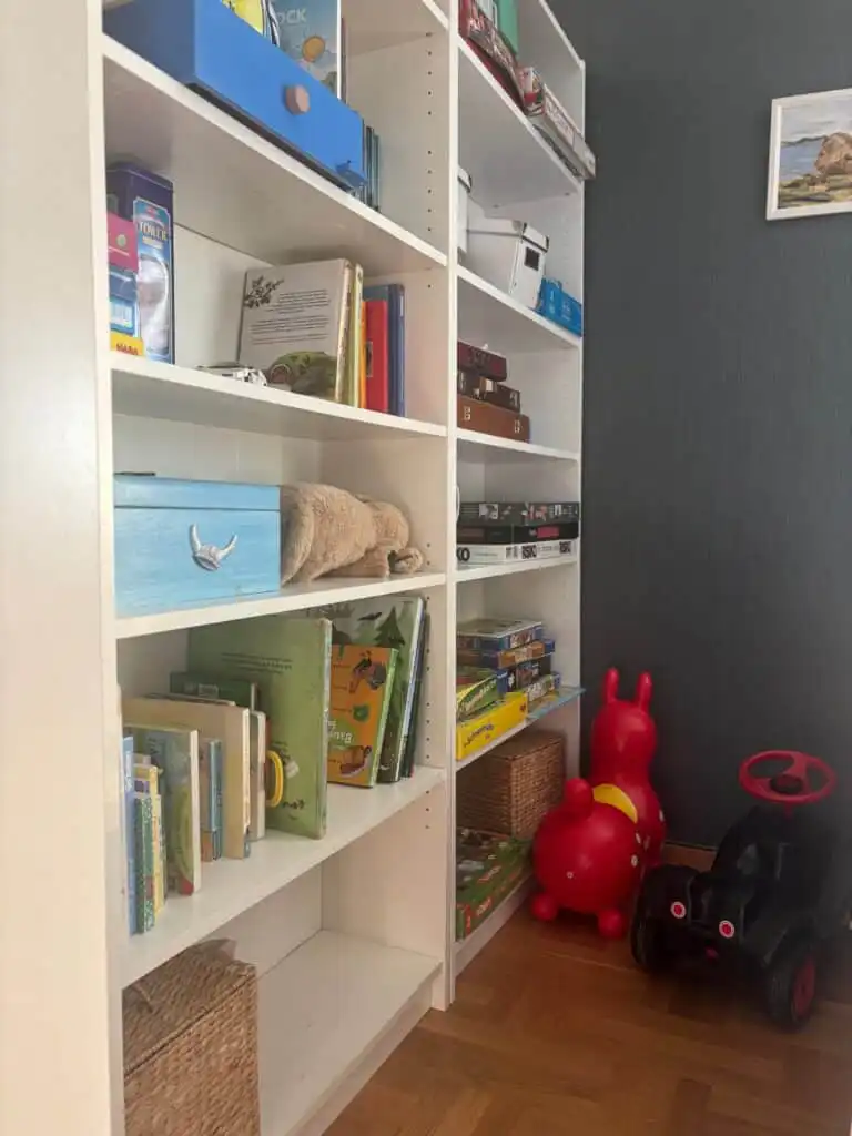 Bücherregal im Ferienhaus in Småland für entspannte Stunden
