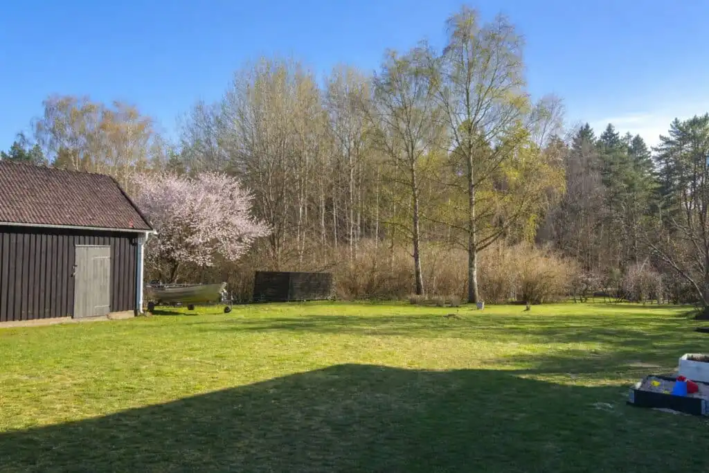 Großer Garten am Ferienhaus Ryd in ruhiger Lage in Småland