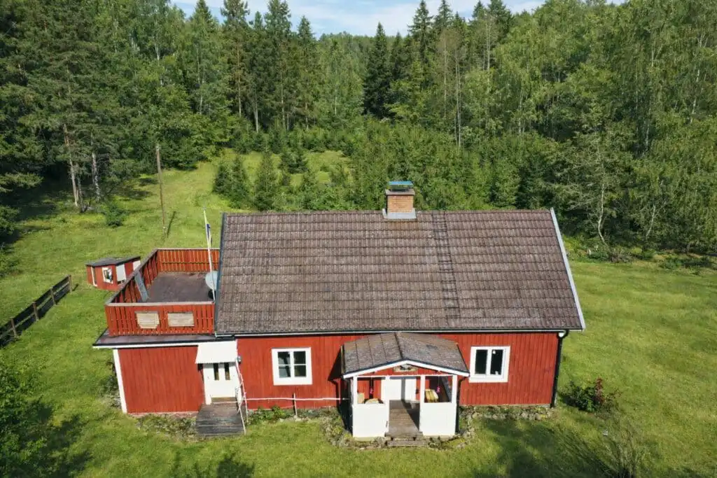 Typisches Ferienhaus in Småland mit großem Grundstück und Waldumgebung
