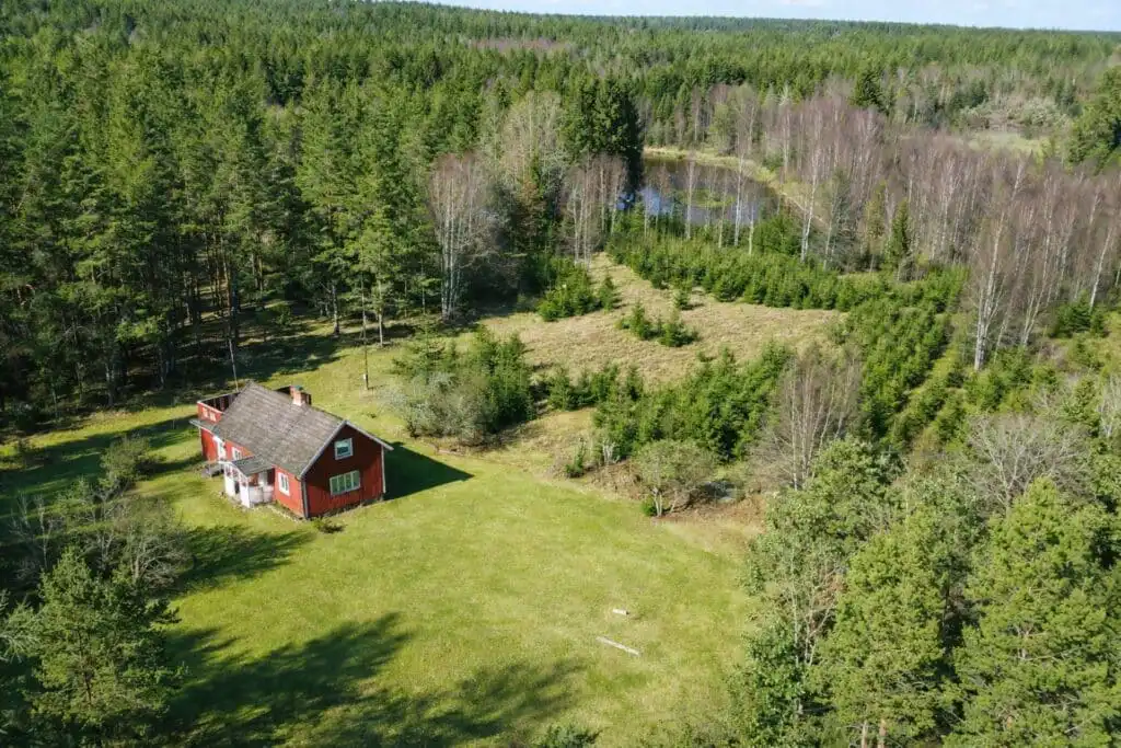 Naturgrundstück rund um das Ferienhaus Hus Idås in Schweden