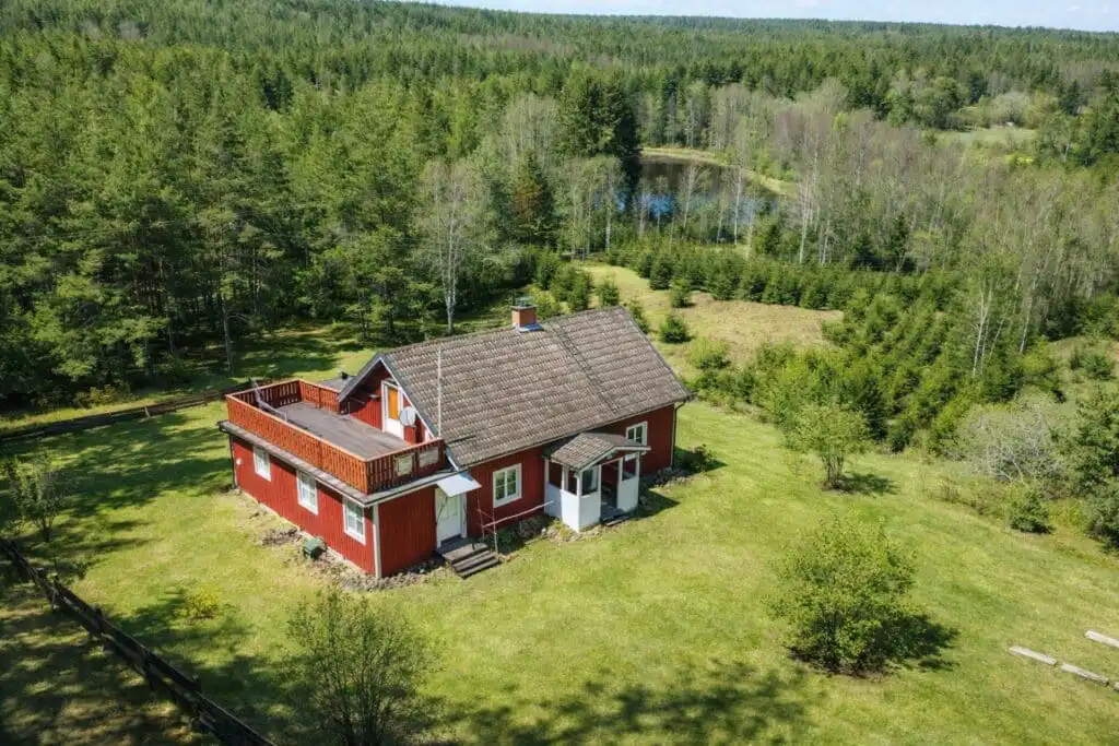 Hus Idås aus der Vogelperspektive mit weitläufiger Landschaft in Småland