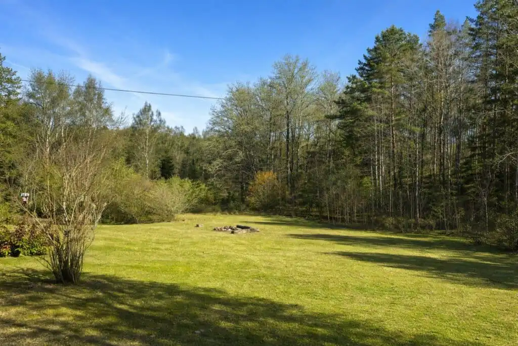 Großer Garten am Ferienhaus in Småland ideal für Ruhe und Erholung