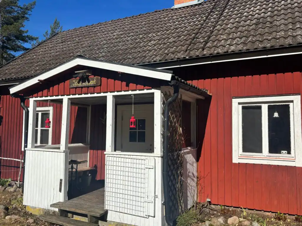Rotes Schwedenhaus in Småland mit klassischem Eingang und Holzfassade