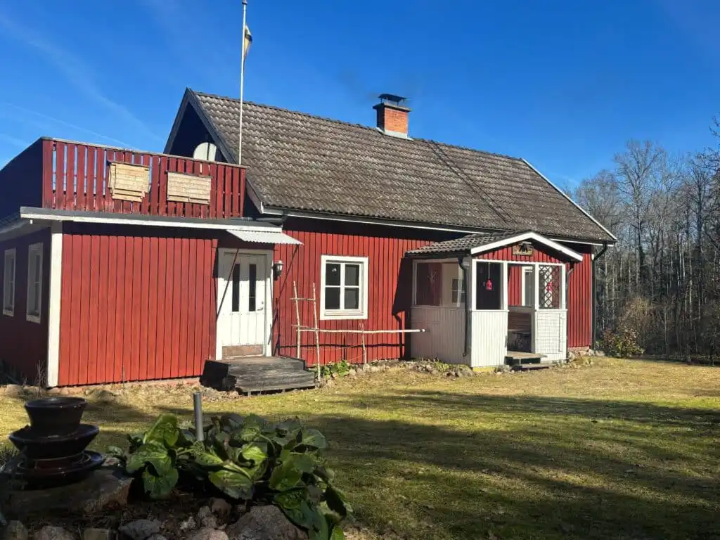 Hus Idås in Småland mit typisch schwedischer Architektur und Natur