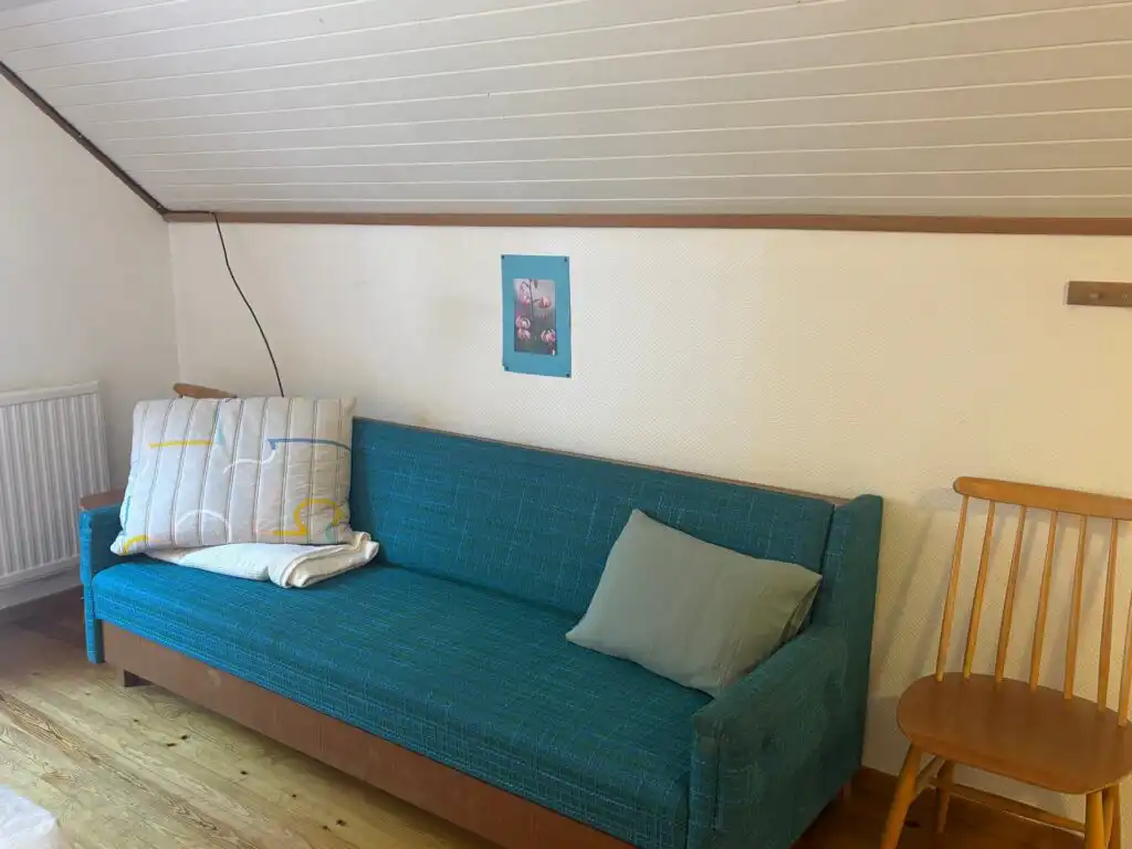 Heller Wohnbereich mit Sofa im gemütlichen Schwedenhaus