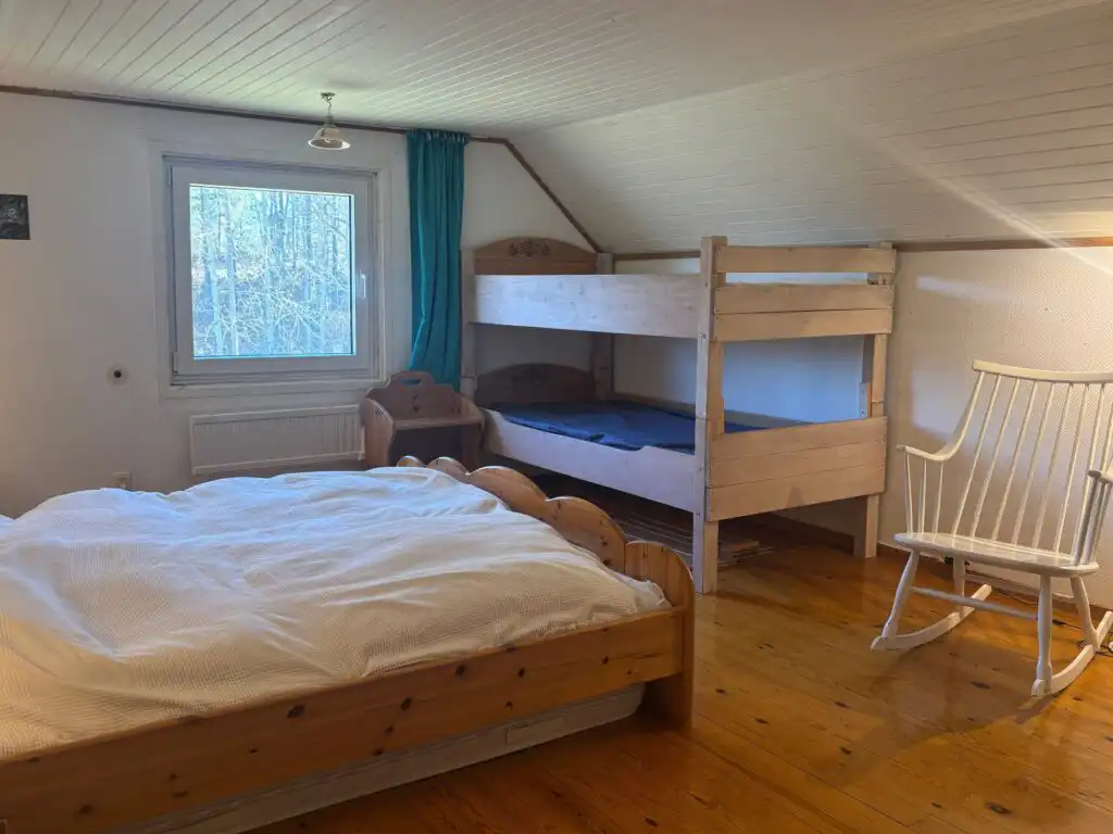 Schlafzimmer mit Doppelbett in natürlicher Umgebung in Småland