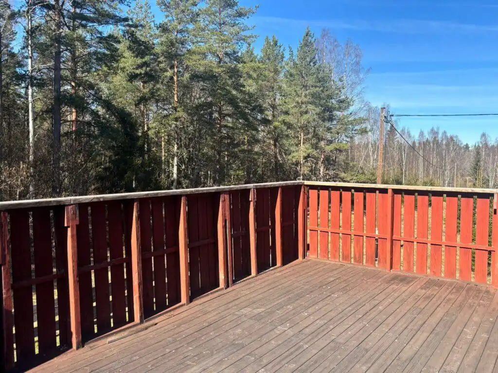 Terrasse aus Holz mit Blick ins Grüne in ruhiger Alleinlage
