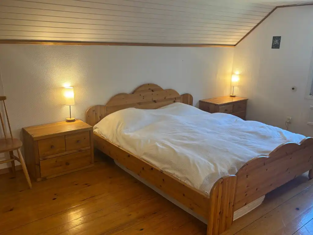 Gemütliches Schlafzimmer mit warmem Licht im Ferienhaus