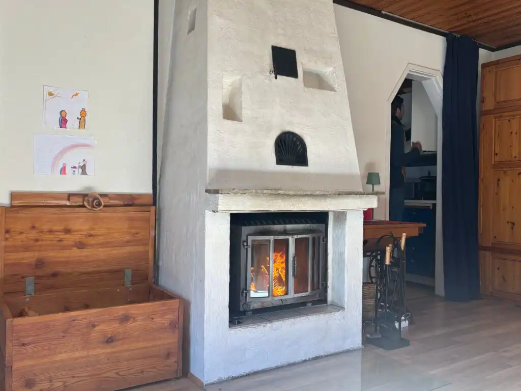 Wohnzimmer mit Kamin