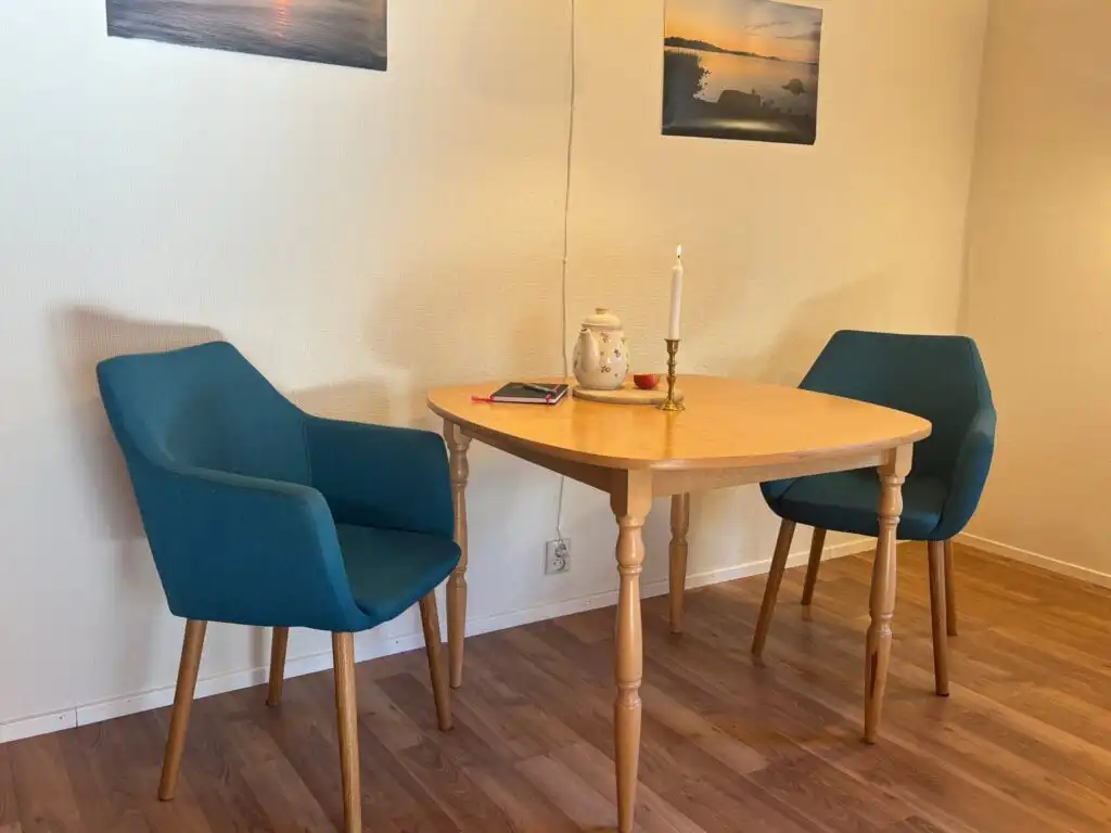 Kleiner Tisch mit Stühlen im Wohnzimmer