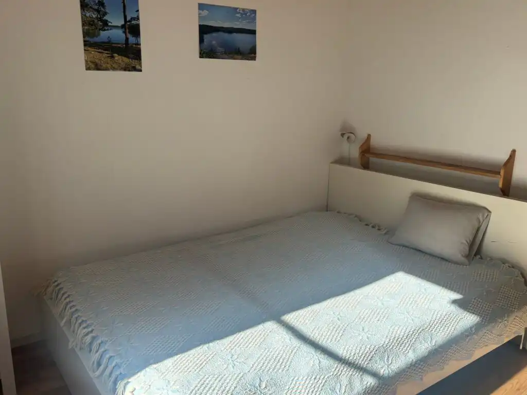 Schlichtes Schlafzimmer mit Einzelbett im Schwedenhaus