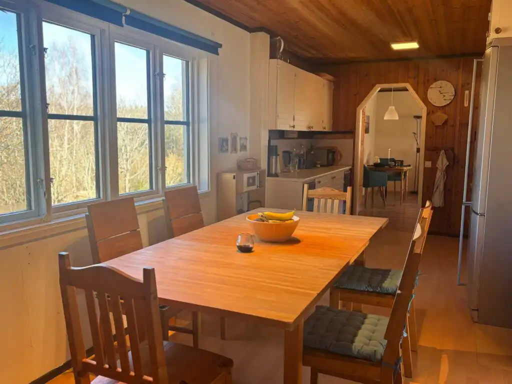Großer Esstisch im Ferienhaus ideal für gemeinsame Mahlzeiten
