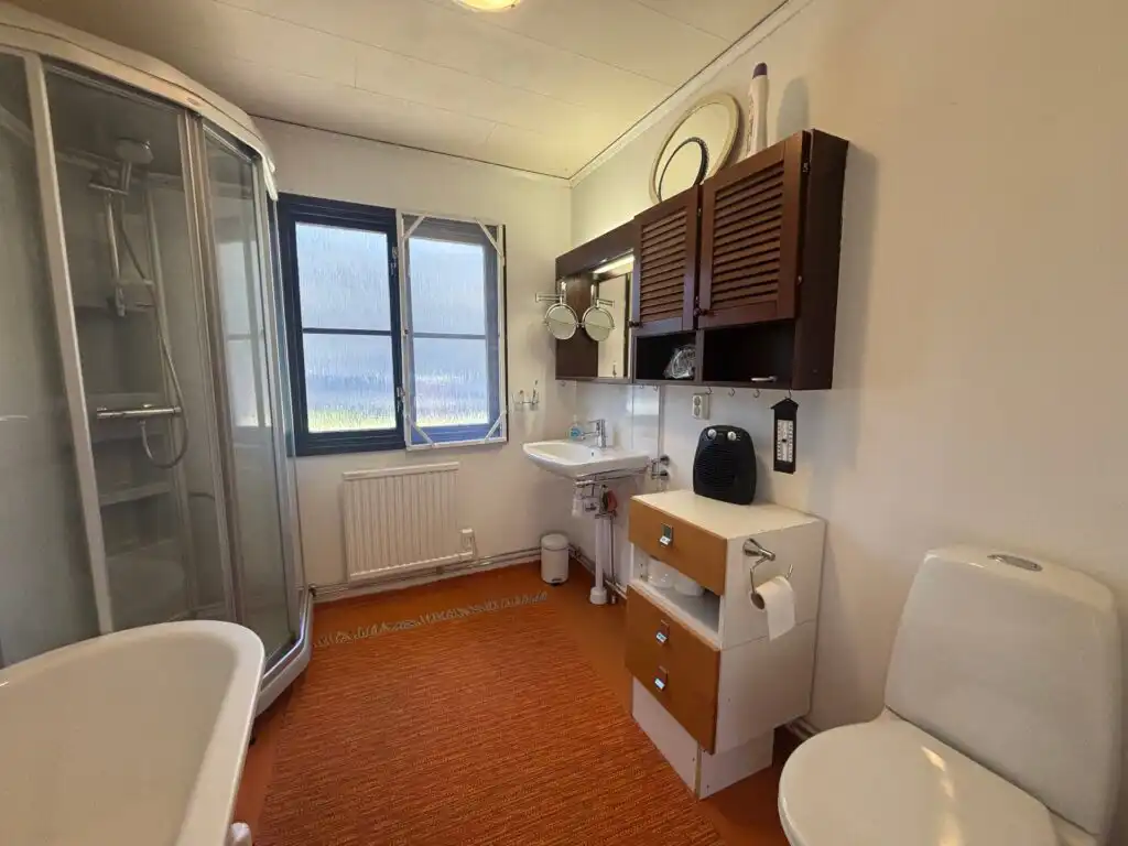 Badezimmer mit Waschbecken und Spiegel im Schwedenhaus