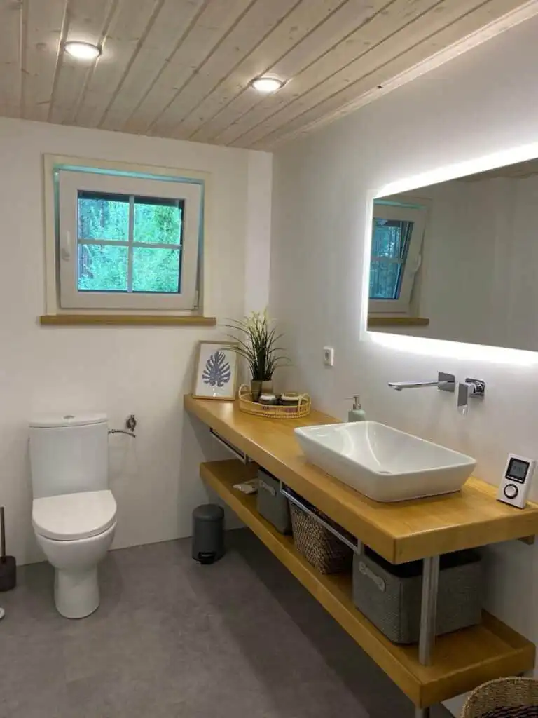 Badezimmer mit Dusche und moderner Ausstattung im Ferienhaus