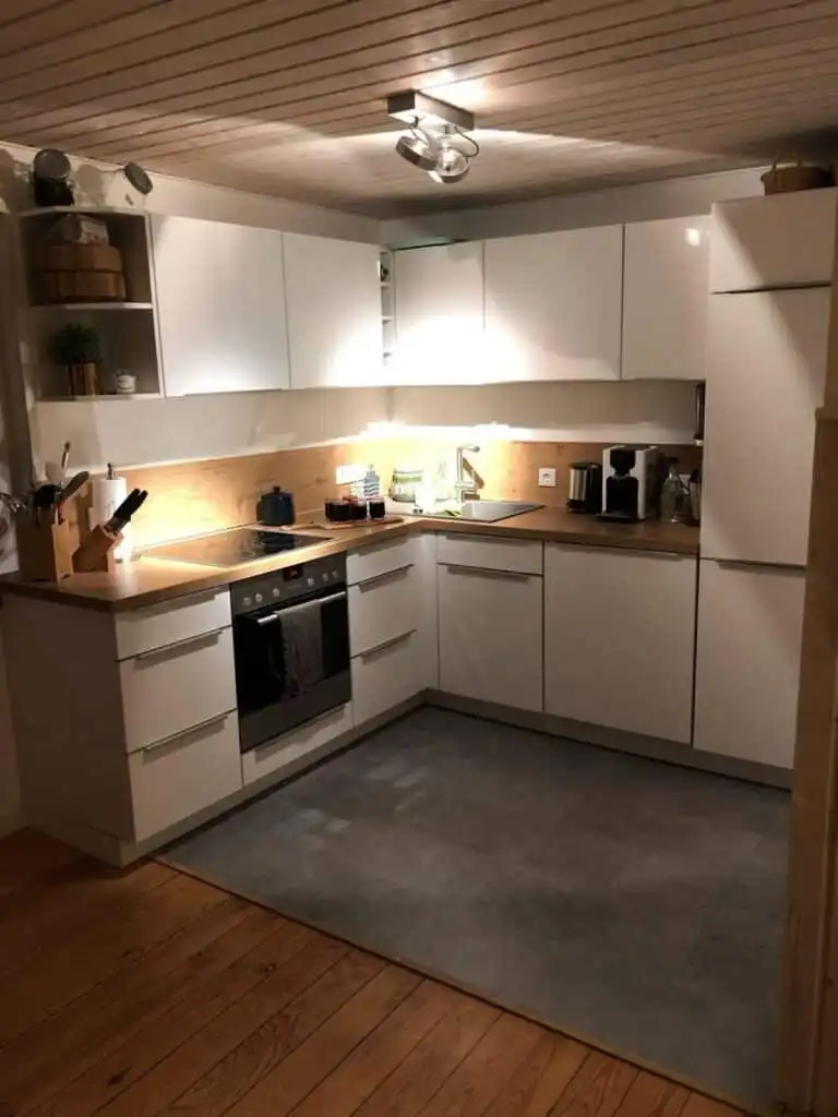 Moderne Küche mit Arbeitsfläche und Beleuchtung im Ferienhaus Villa Yasjö