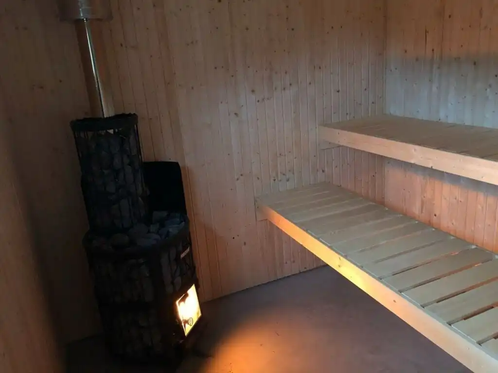 Sauna mit Holzofen im Ferienhaus Villa Yasjö