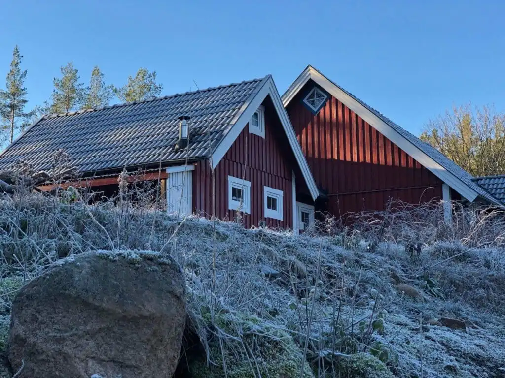 Außenansicht des Ferienhauses im Kiefernwald nahe Eriksboda