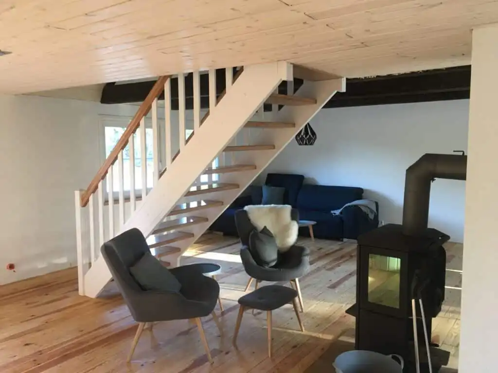 Wohnbereich mit Treppe und Sitzbereich im offenen Raum