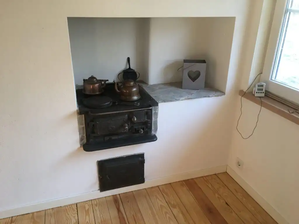 Küche mit modernen Geräten und Traditioneller Küchenhexe im Ferienhaus in Schweden