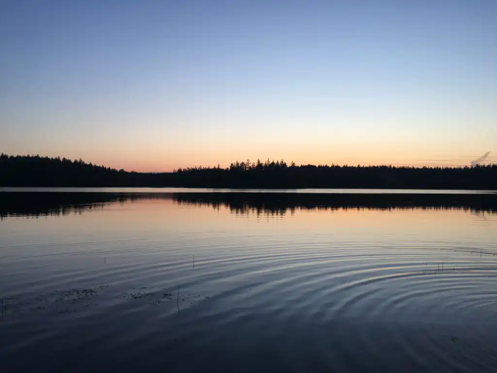 Sonnenuntergang am See Yasjön in Südschweden