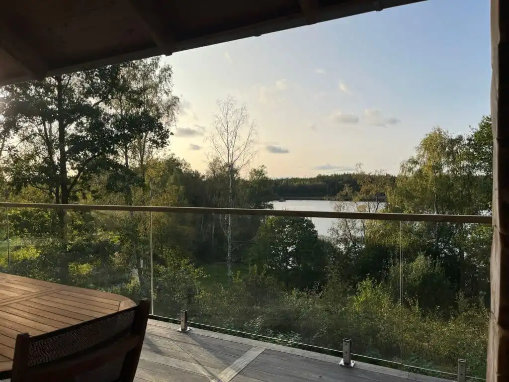 Terrasse mit Blick auf den See und Natur beim Ferienhaus in Blekinge