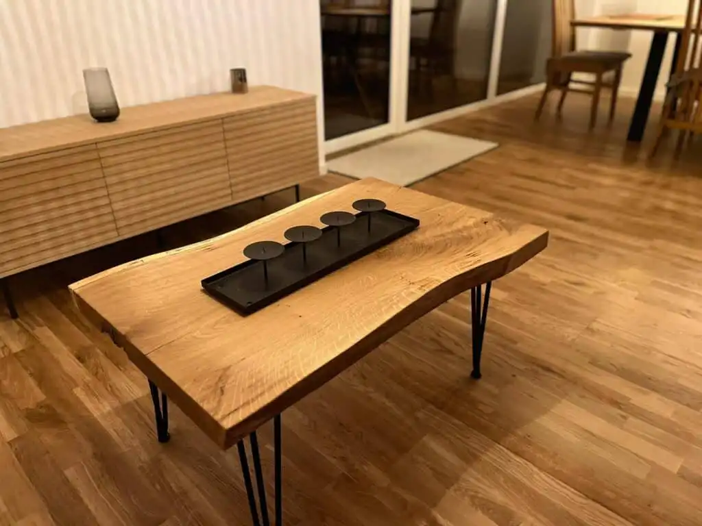 Holz Tisch im Essbereich des Ferienhauses mit skandinavischem Stil