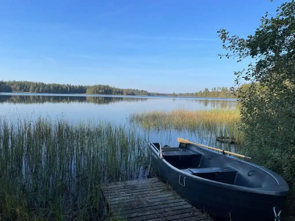 Ruderboot am Ufer des Sees Ljusterhövden nahe Villa Bergsmåla