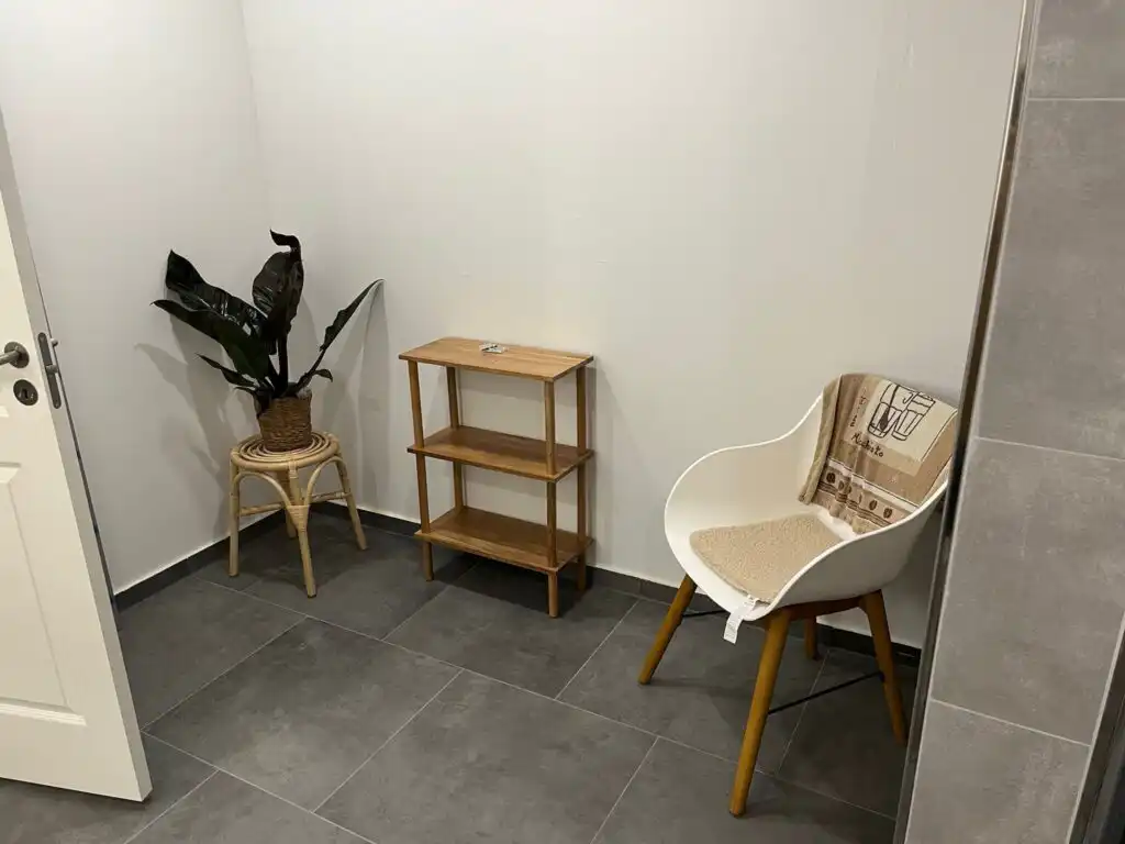 Kleiner Sitzbereich mit Tisch und Stühlen im Badezimmer