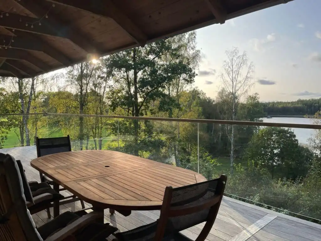 Terrasse mit Sitzplatz und Blick auf Natur und See