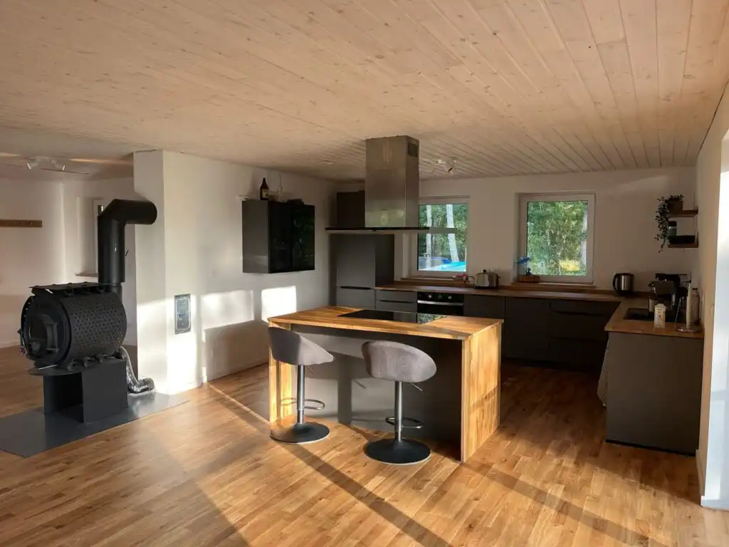 Offene Küche mit Essbereich im Ferienhaus Villa Bergsmåla
