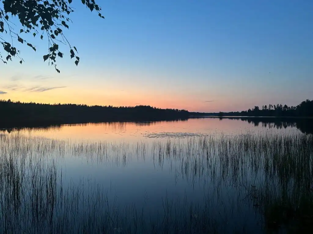 Ruhiger See Ljusterhövden bei Sonnenuntergang in Südschweden