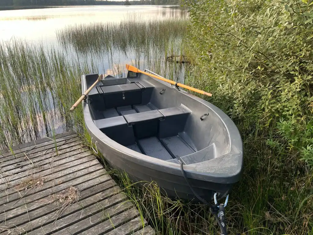 Boot am Holzsteg am See Ljusterhövden in Schweden
