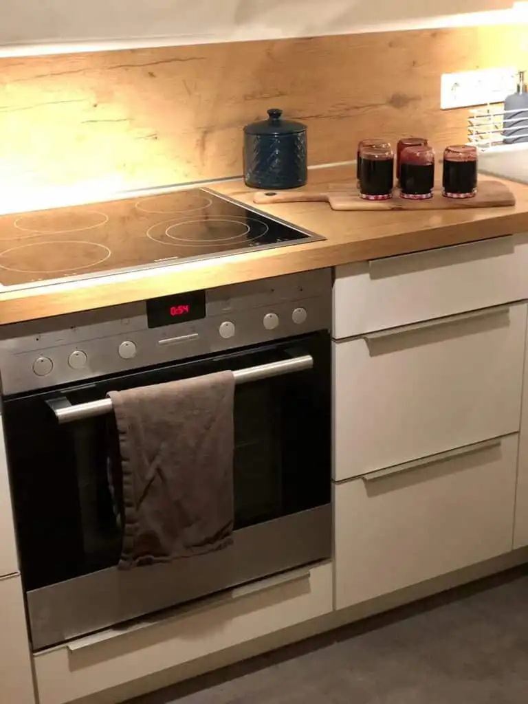 Moderne Küche mit Backofen und Kochfeld im Ferienhaus in Schweden
