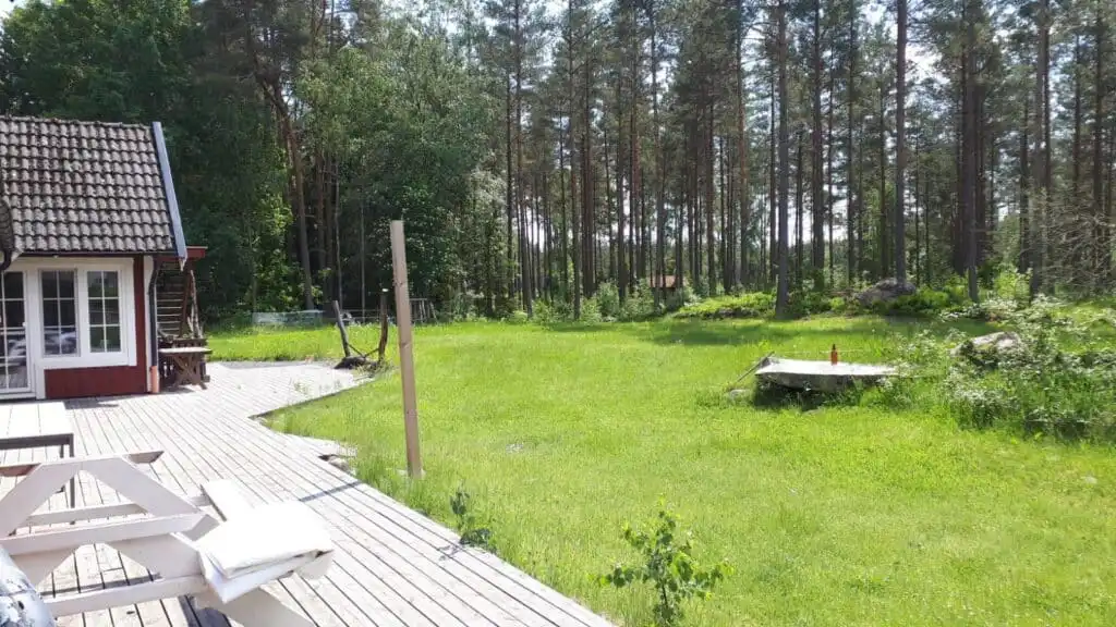 Großer Garten mit Wiese am Ferienhaus in ruhiger Lage