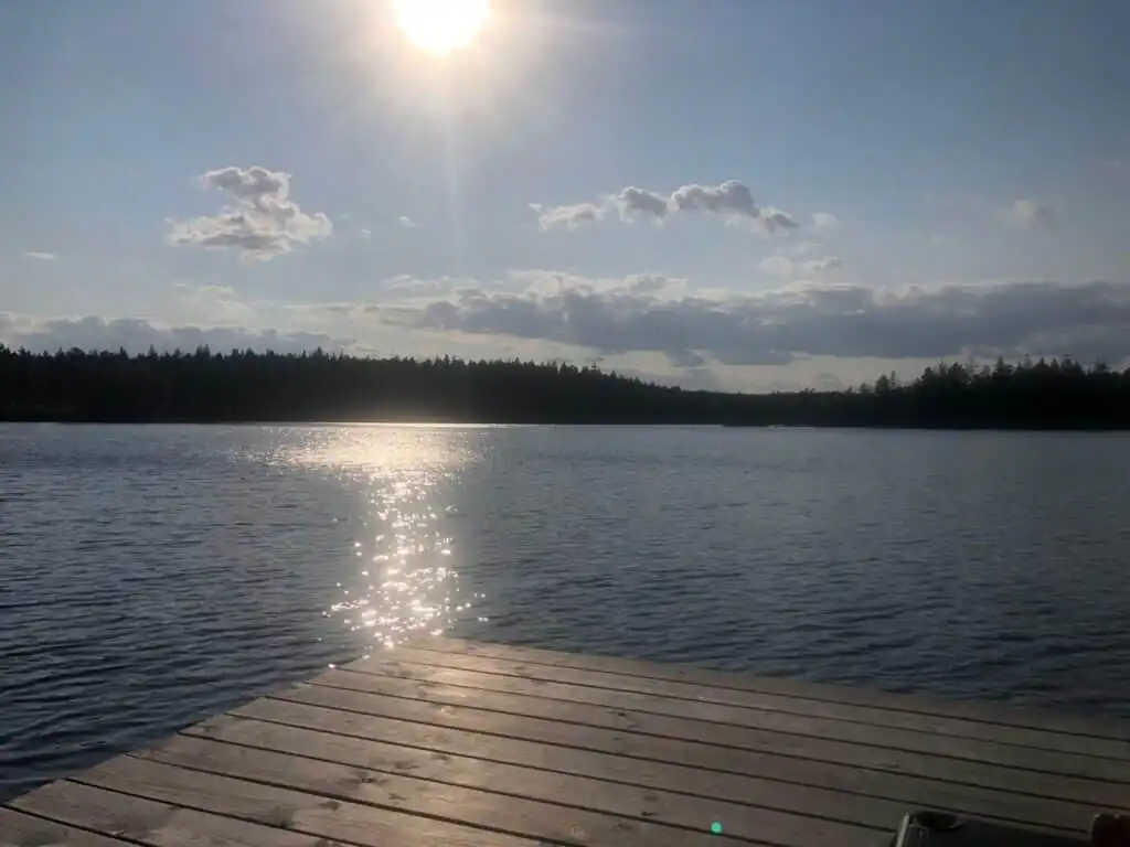 Holzsteg am See bei Sonnenuntergang in Südschweden