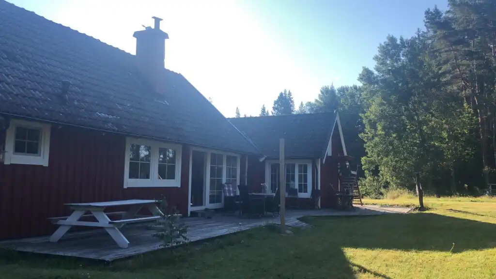 Rotes Schwedenhaus mit Garten in naturnaher Umgebung