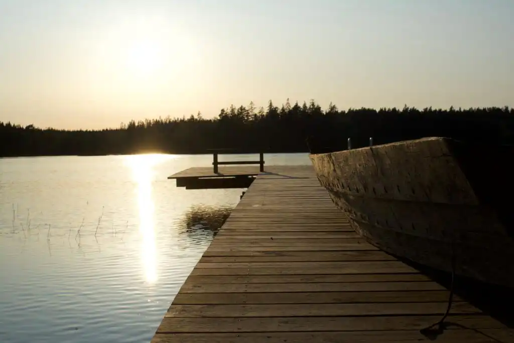 Steg am See mit Blick auf das Wasser in Schweden