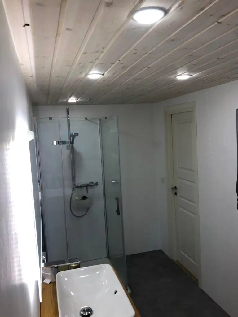 Badezimmer mit Dusche im Ferienhaus in Südschweden