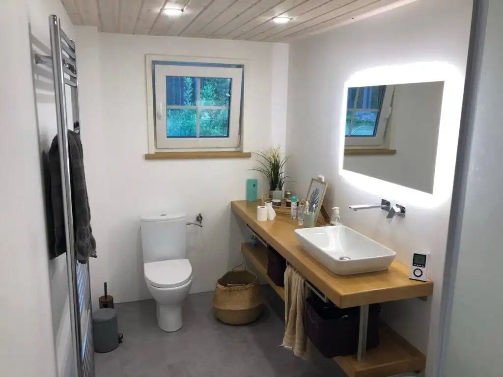Badezimmer mit Doppelwaschbecken im modernen Ferienhaus