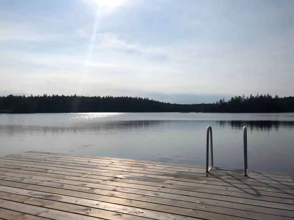 Holzsteg am See Yasjön bei ruhiger Abendstimmung