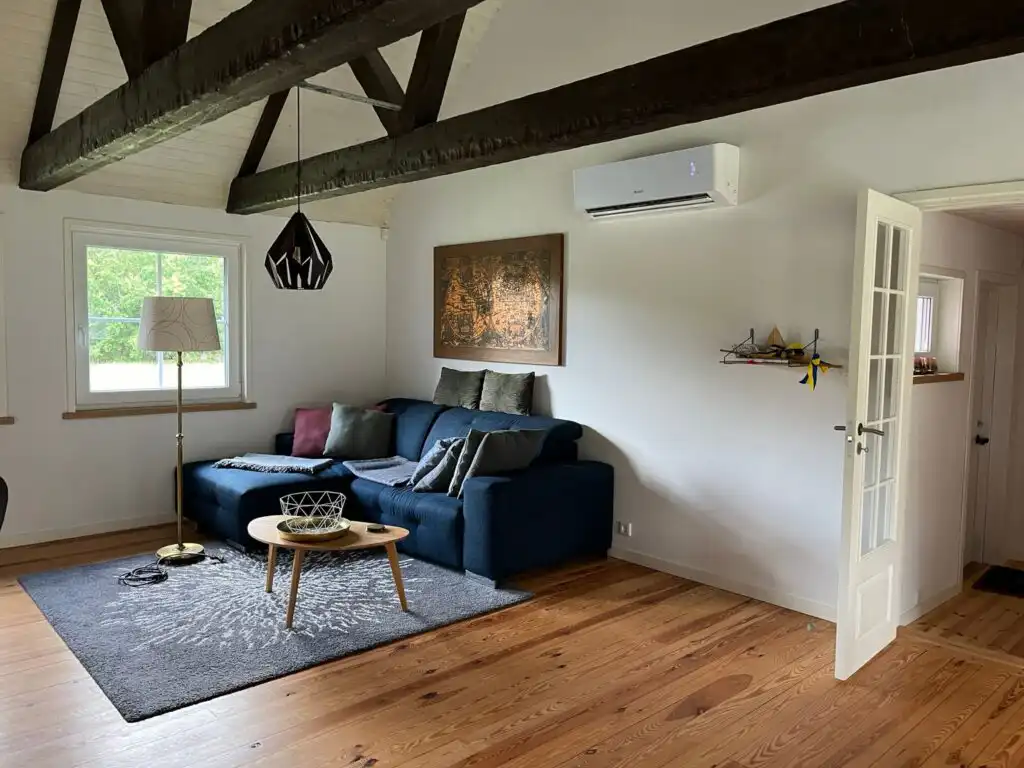 Wohnbereich mit Sofa und offenem Raumkonzept im Ferienhaus