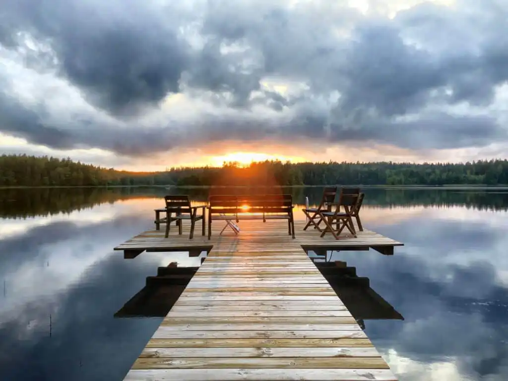 Steg am See mit Sonnenuntergang in Schweden