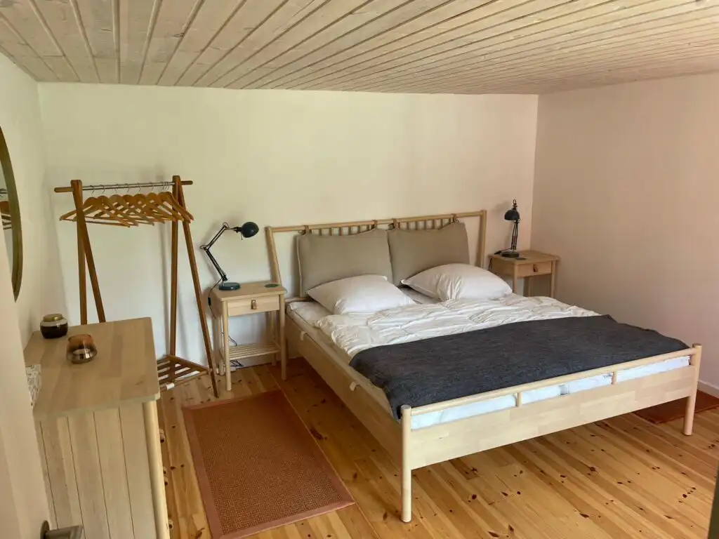 Schlafzimmer mit Doppelbett