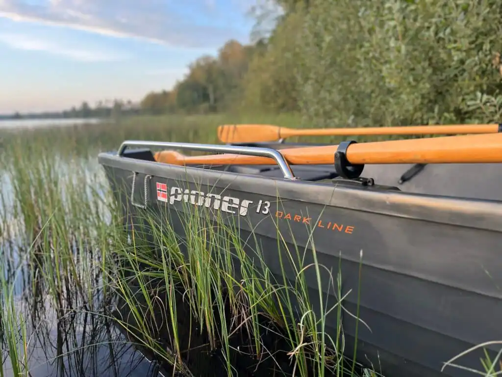 Steg am See mit Boot und Blick über das Wasser