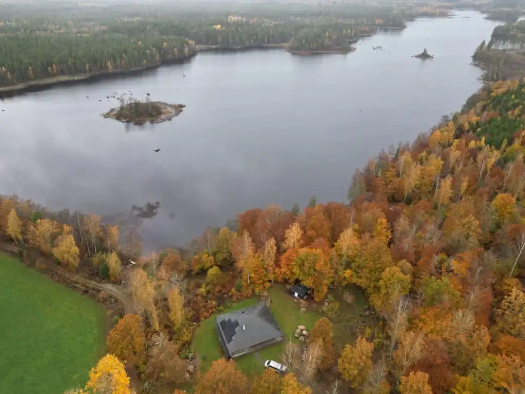 Herbstliche Landschaft mit See und Wald in Südschweden