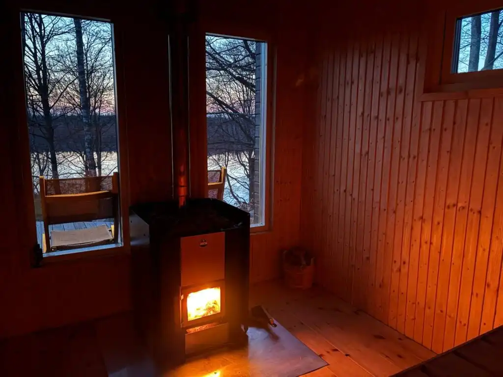 Sauna mit warmem Licht und Holzverkleidung im Saunahaus