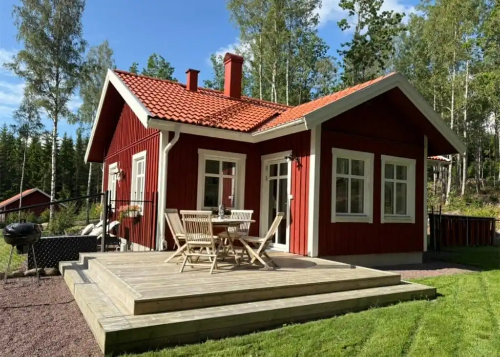Rotes Schwedenhaus mit Terrasse und eingezäuntem Garten in Aneby