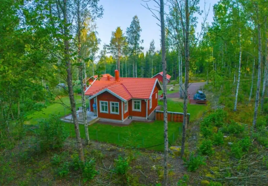 Ferienhaus in grüner Umgebung mit viel Natur rund um Aneby
